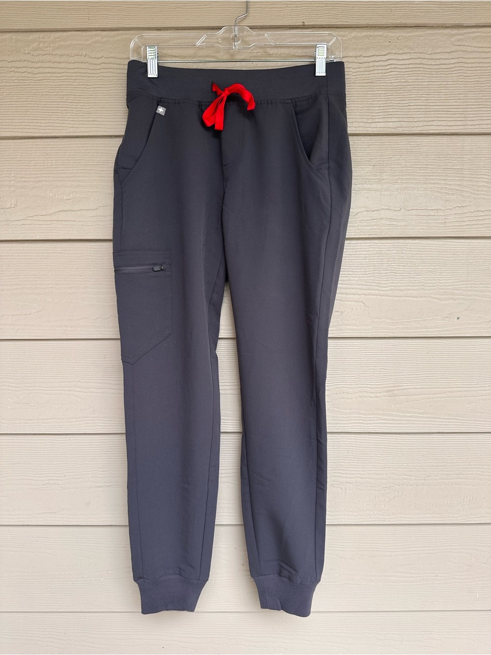 FIGS NWT High Waisted Zamora Jogger Scrub Pants Size XS Dark Grey/Red Tie (B13)